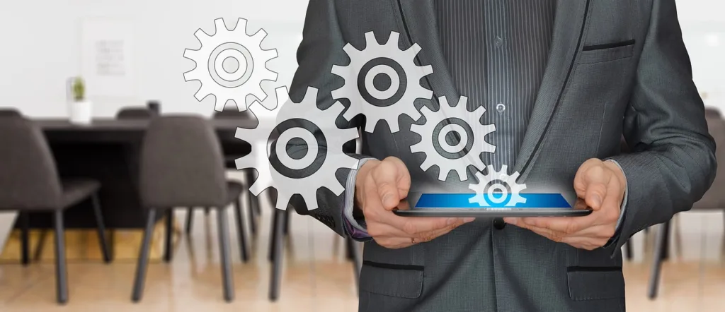 Homem analisando estratégias. 